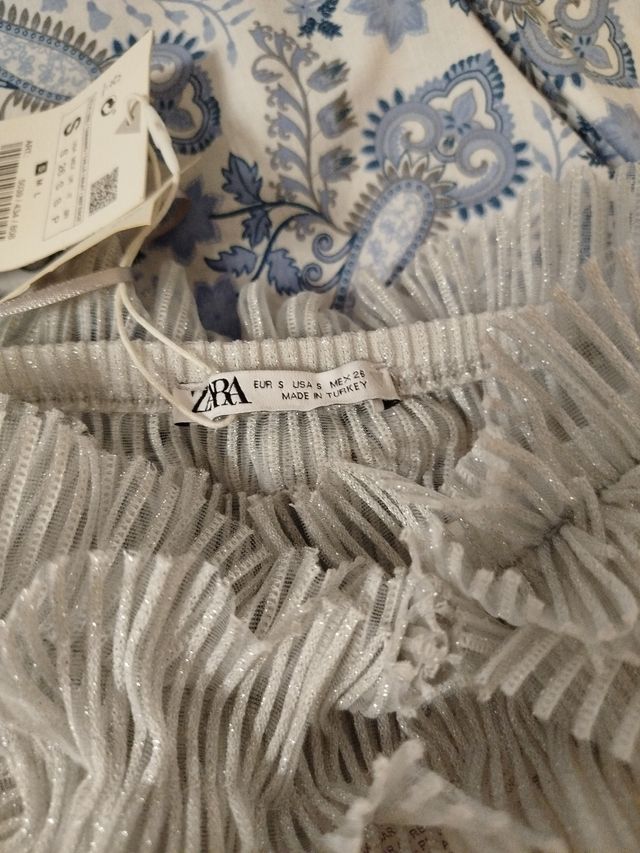 Top plateado con volantes