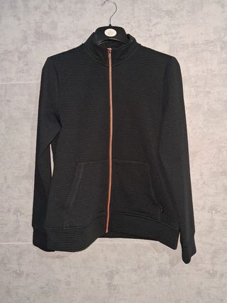 Sudadera negra con cremallera