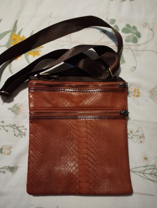 Bolso bandolera marrón efecto piel serpiente