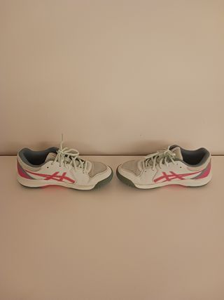 Zapatillas Asics blancas y rosas