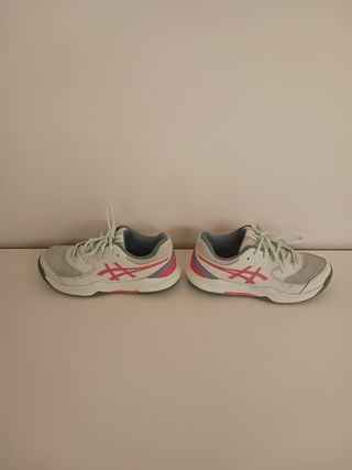 Zapatillas Asics blancas y rosas