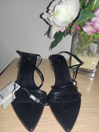 Sandalias Zara negras tacón fino