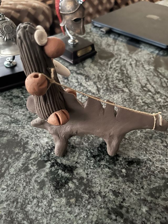 Figura hombre prehistórico a disanosaurio