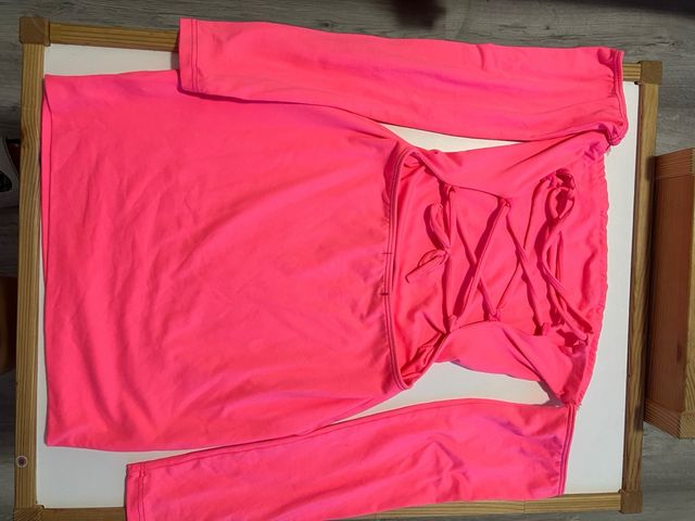 Vestido rosa neón & Pantalón marrón