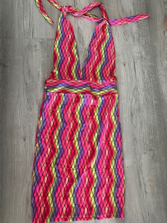 Vestido rosa neón & Pantalón marrón