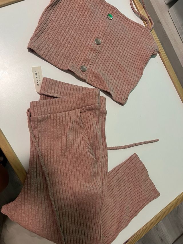 Vestido rosa neón & Pantalón marrón