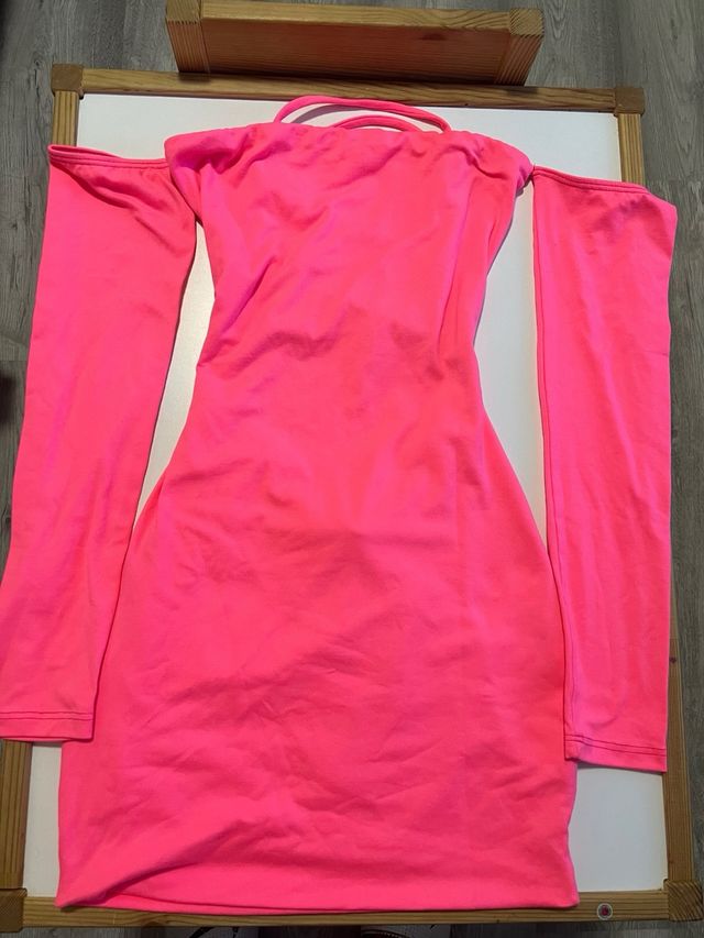 Vestido rosa neón & Pantalón marrón