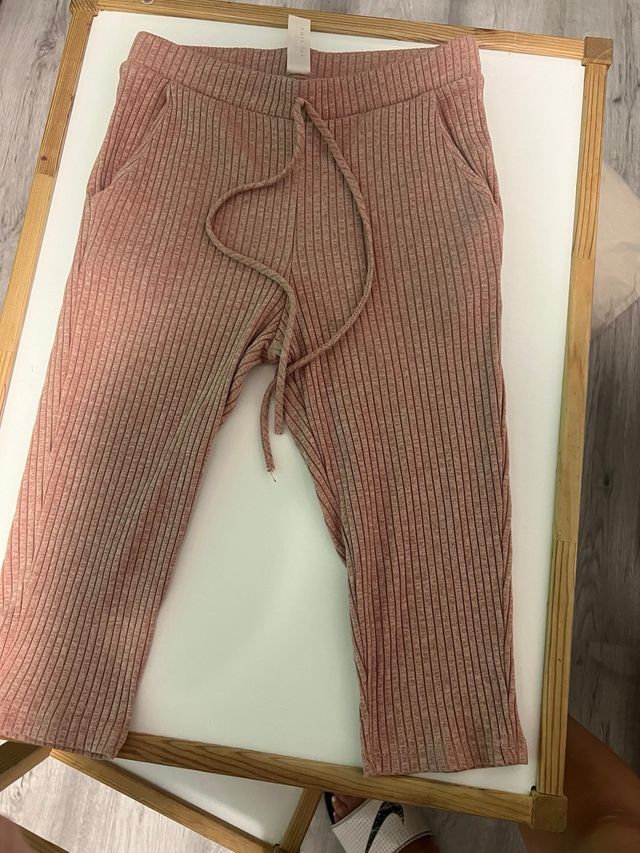 Vestido rosa neón & Pantalón marrón