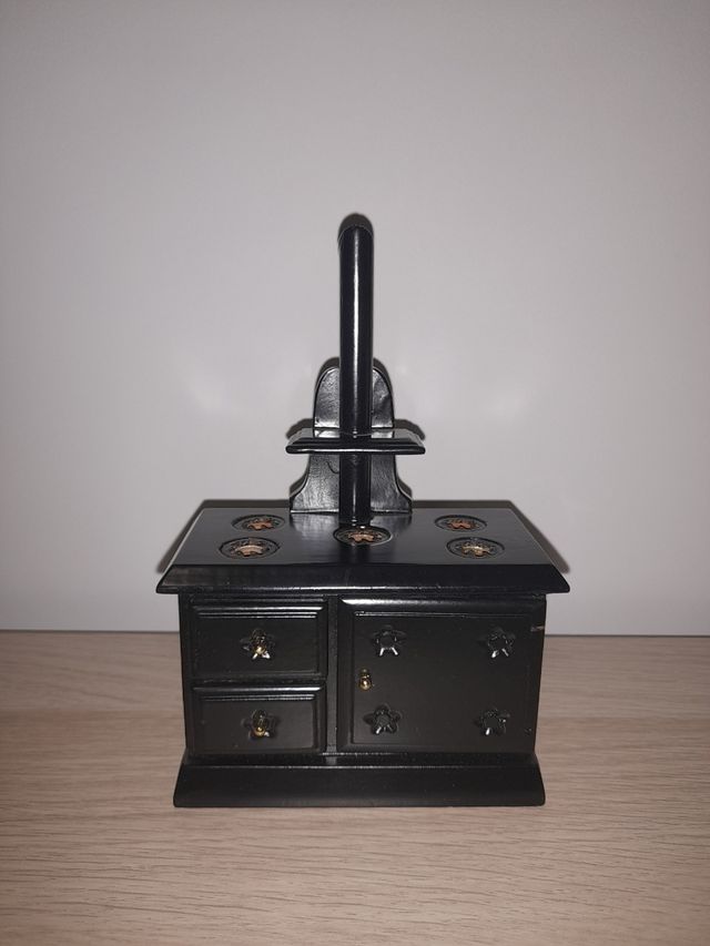 Cocina miniatura negra estilo rústico.