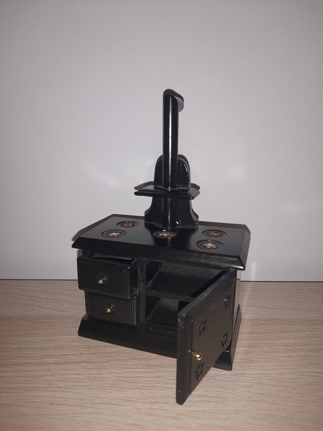 Cocina miniatura negra estilo rústico.