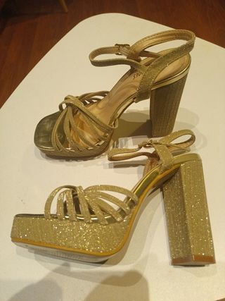 Zapatos dorados de fiesta