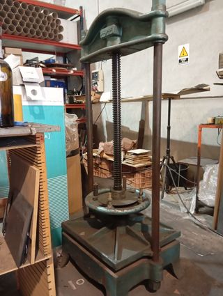 Prensa de tornillo antigua