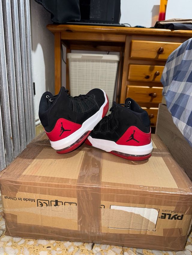 Zapatillas Jordan Max Aura - Negras/Rojas