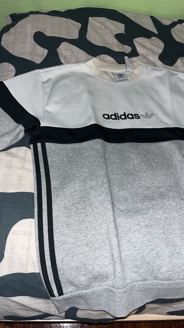 Sudadera Adidas gris y blanca