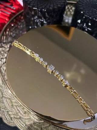 Pulsera dorada y brillantes 