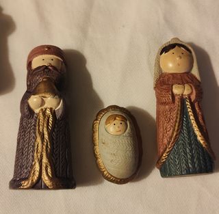 Nacimiento 5 figuras. Tres reyes, María y el niño.