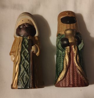 Nacimiento 5 figuras. Tres reyes, María y el niño.