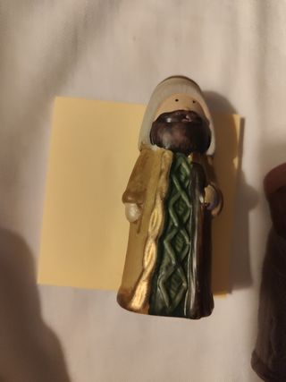 Nacimiento 5 figuras. Tres reyes, María y el niño.