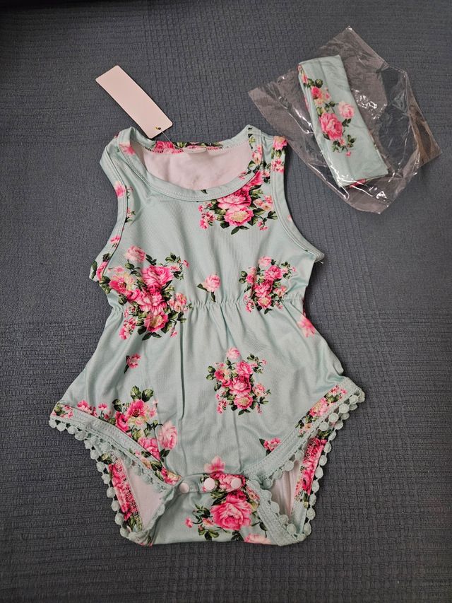 Nuevo Mono bebé floral con diadema. T 3-6 meses.