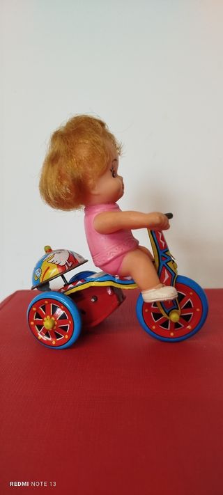Bambola vintage anni '70 su triciclo