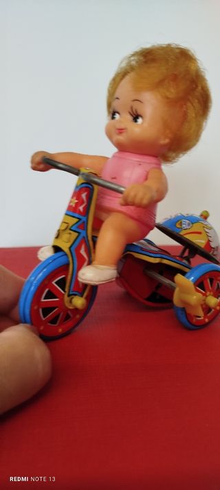 Bambola vintage anni '70 su triciclo
