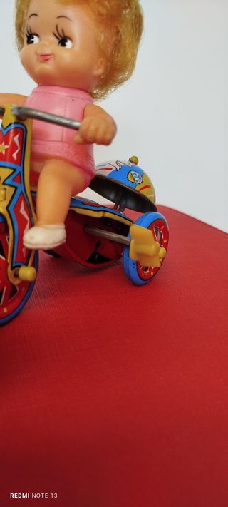 Bambola vintage anni '70 su triciclo