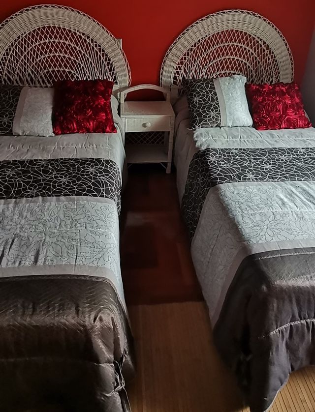 Camas; cabeceros, mesilla, colchones,  y edredones