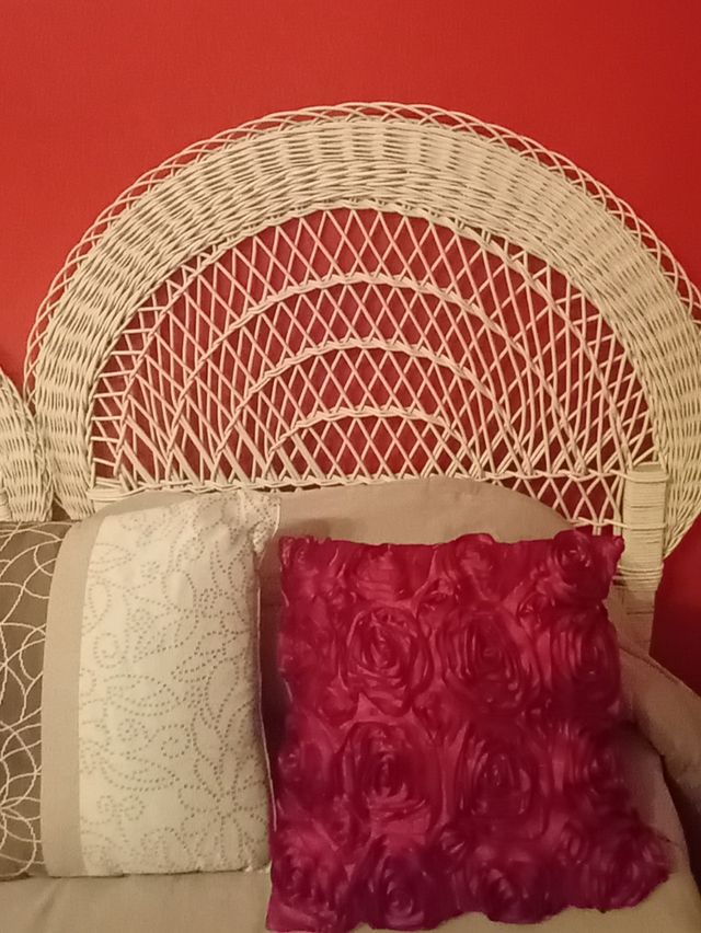 Camas; cabeceros, mesilla, colchones,  y edredones