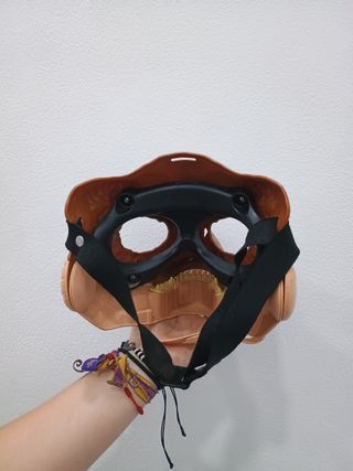 Maschera di dinosauro marrone