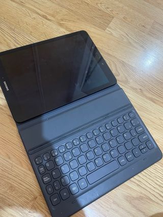 Tablet Samsung con teclado - Gris
