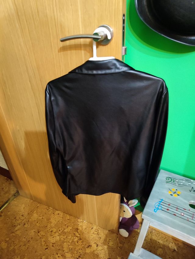 Cazadora Zara negra sintética