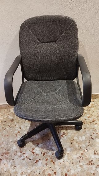 Silla oficina giratoria de altura regulable.