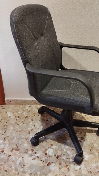 Silla oficina giratoria de altura regulable.