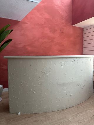 Mostrador curvo beige - Madera