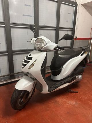 Honda PS 125i blanca