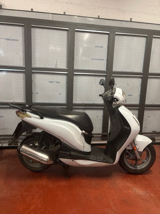 Honda PS 125i blanca