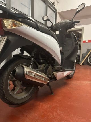 Honda PS 125i blanca