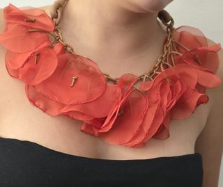 Collar pétalos tela coral