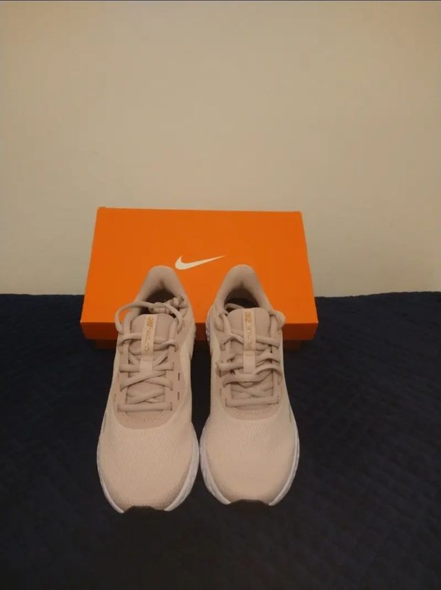 Zapatillas Nike Revolution Mujer Beige