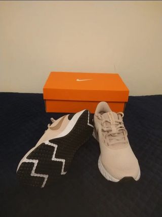 Zapatillas Nike Revolution Mujer Beige