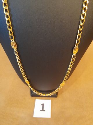 Cadenas doradas de bisutería con eslabón grande.