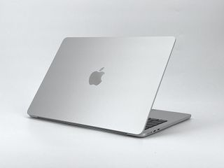 MacBook Air 13" (2022) M2 8 CPU/8 GPU núcleos - Disco 256Gb SSD - RAM 8Gb - Plata