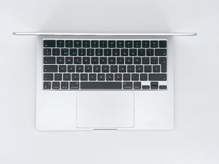 MacBook Air 13" (2022) M2 8 CPU/8 GPU núcleos - Disco 256Gb SSD - RAM 8Gb - Plata