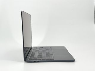 MacBook Air 13" M3 (2024) 8 CPU/8 GPU núcleos - SSD 256GB - 8GB RAM - Medianoche