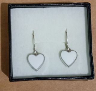 Pendientes plateados de corazón blancos
