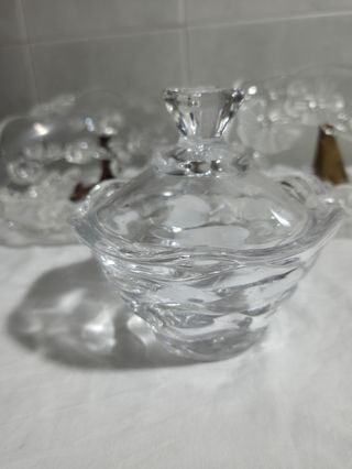 Juego de cristal: bombonera y 2 platos