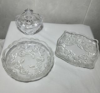 Juego de cristal: bombonera y 2 platos