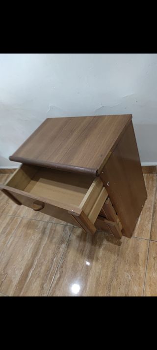  Mesita Velador de  madera 3 cajoneras 
