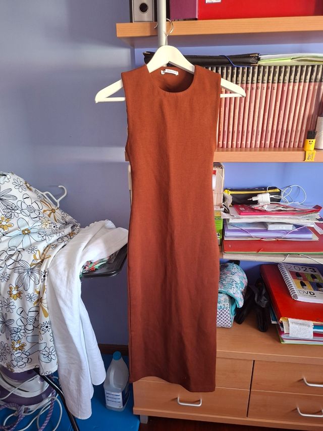 Vestido ajustado castanho Zara