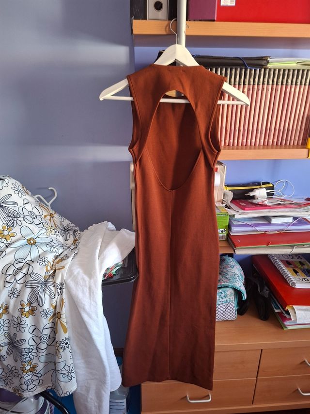 Vestido ajustado castanho Zara